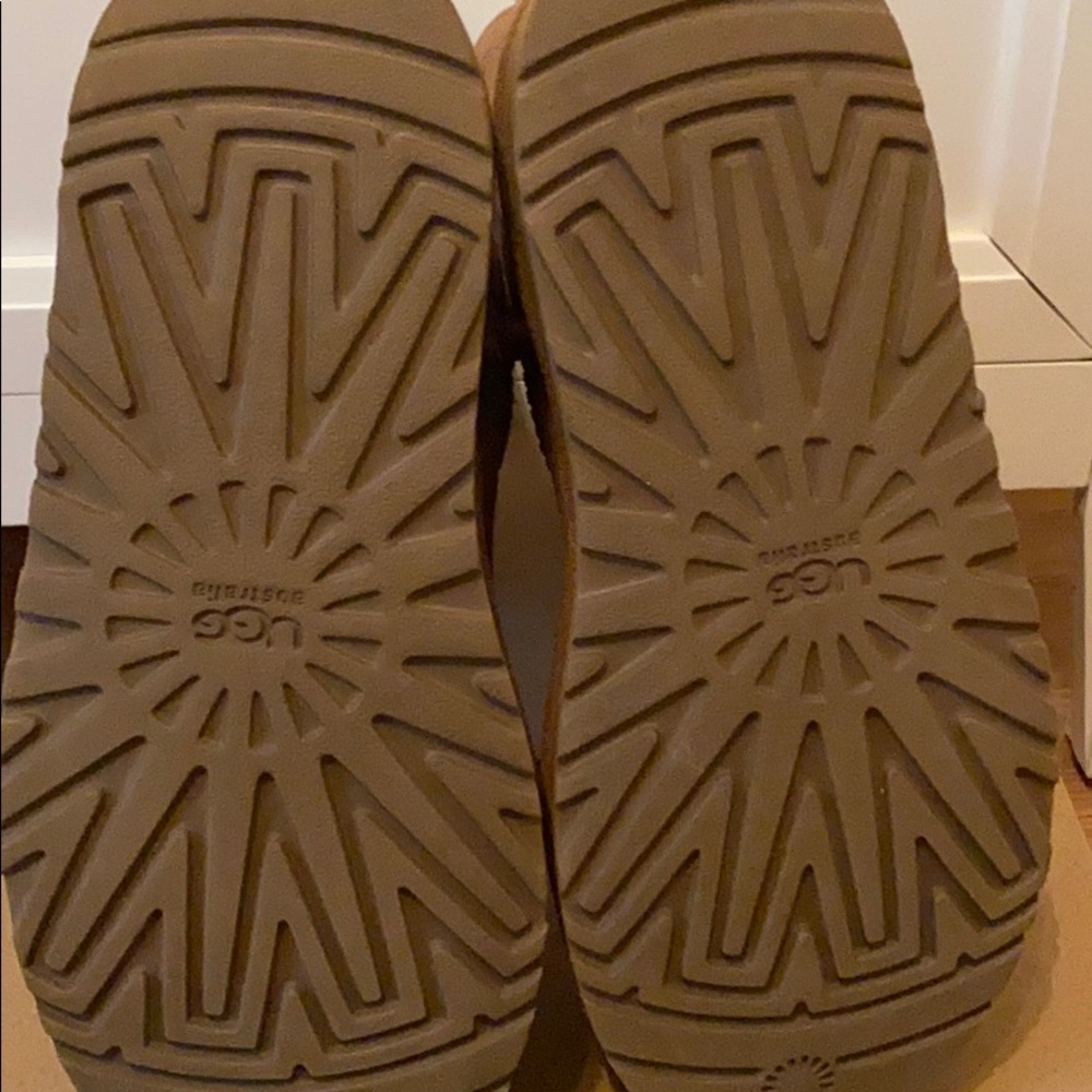 UGGS - Picture 2 of 3
